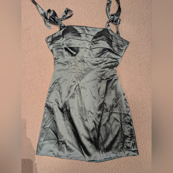 Water Your Love Green Satin Dress NWT Women's Size 6 - Picture 2 of 3